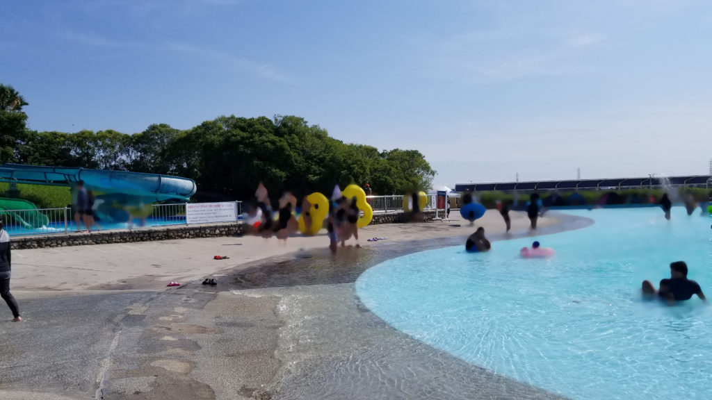 サンビーチ日光川渓流下りの浮き輪列